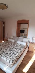 ein großes weißes Bett in einem Zimmer mit in der Unterkunft Vila Mir in Vrnjačka Banja