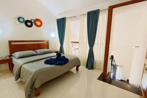 Un dormitorio con una cama con una toalla azul encima. en Susegad Suites Goa Apartments & Villas with Reserved Parking, en Arpora