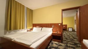 Giường trong phòng chung tại Hotel Der Tannenbaum +19 ảnh