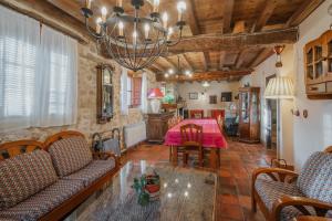 a living room with a table and chairs at El Escondite de Los Duendes in Tanarro