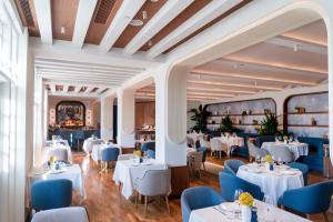 een restaurant met witte tafels en blauwe stoelen bij METT Singapore in Singapore