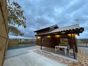 a small building with a table and a bench at Cabaña AlMa in Totanés