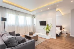 Televízia a/alebo spoločenská miestnosť v ubytovaní Oxygen Residence