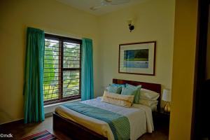 Ένα ή περισσότερα κρεβάτια σε δωμάτιο στο Pollachi Riverhouse, A CGH Earth Saha experience +30 φωτογραφίες