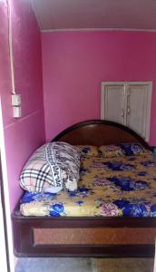 Postel nebo postele na pokoji v ubytování Buddhanagar Homestay