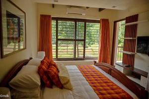 Μια τηλεόραση ή/και κέντρο ψυχαγωγίας στο Pollachi Riverhouse, A CGH Earth Saha experience