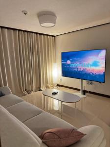 Televiisor ja/või meelelahutuskeskus majutusasutuses Stay Moonlight N301 Jinju Castle Jinyangho Park Yudeung Museum Jinju National University of Education Jinju Health University Kyungpook National University Jinju Court