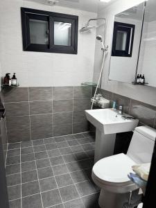 Vannituba majutusasutuses Stay Moonlight N301 Jinju Castle Jinyangho Park Yudeung Museum Jinju National University of Education Jinju Health University Kyungpook National University Jinju Court