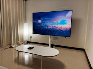 Televiisor ja/või meelelahutuskeskus majutusasutuses Stay Moonlight N301 Jinju Castle Jinyangho Park Yudeung Museum Jinju National University of Education Jinju Health University Kyungpook National University Jinju Court +12 fotot