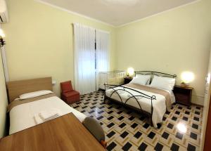 une chambre d'hôtel avec deux lits et une table dans l'établissement Villa Mehari, à Pise