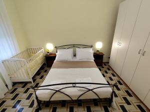 a small bedroom with two beds and two lamps at Villa Mehari in Pisa