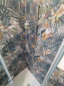 un plafond avec un motif floral sur un mur dans l'établissement Villa Mehari, à Pise