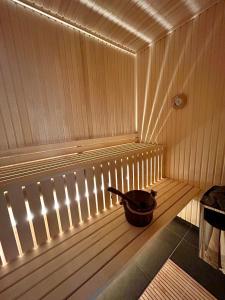 eine Sauna im Innenbereich mit einer Schüssel in der Unterkunft Arctic Fjord House - Fjord View, Sauna, Hot Tub in Karlsøy