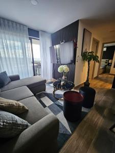 ein Wohnzimmer mit Sofa und Tisch in der Unterkunft Brand New Luxury South Tower Artemisa District in Tegucigalpa