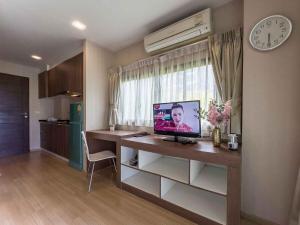 Μια τηλεόραση ή/και κέντρο ψυχαγωγίας στο Apartments in the NICE condominium on Bang Tao Beach