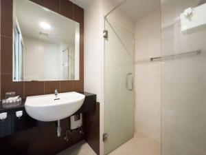 Ένα μπάνιο στο Apartments in the NICE condominium on Bang Tao Beach +9 φωτογραφίες