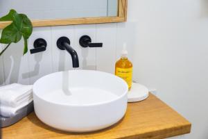 ein weißes Waschbecken auf einer Ablage in einem Badezimmer in der Unterkunft Salt & Sky - Luxe Coastal Getaway in Coffs Harbour + 20 Fotos