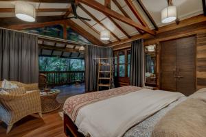 AssagaoにあるMojigao - Eco Resortの大きなベッドと大きな窓のある寝室 +134枚の写真