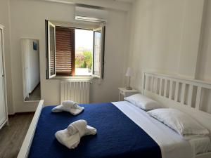 Dos toallas en una cama en un dormitorio con ventana. en Mondello Sabrina Apartments, en Mondello 75 fotos más