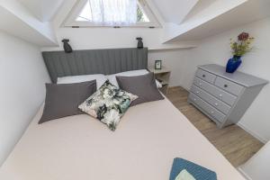 ein Schlafzimmer mit großem Bett und Fenster in der Unterkunft Studio für 2 Personen   1 Kind ca 40 qm in Šilo, Kvarner Bucht Krk - b58893 in Šilo