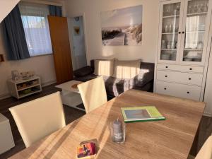 ein Wohnzimmer mit Tisch und Couch in der Unterkunft Ausblick in Vitzdorf + 12 Fotos