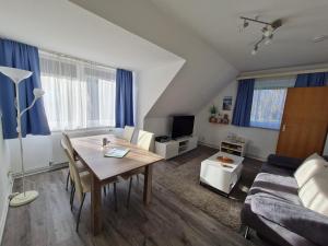 ein Wohnzimmer mit Tisch und Couch in der Unterkunft Ausblick in Vitzdorf