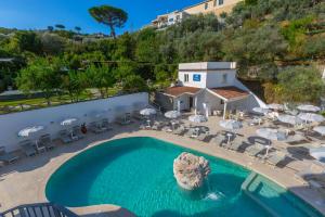 Una vista aérea de una piscina con mesas y sillas. en Atlantic Palace Hotel, en Sorrento