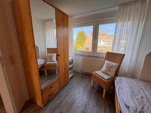 ein kleines Schlafzimmer mit einem Bett und einem Fenster in der Unterkunft Ausblick in Vitzdorf