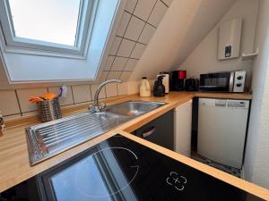 eine kleine Küche mit Spüle und Mikrowelle in der Unterkunft Ausblick in Vitzdorf