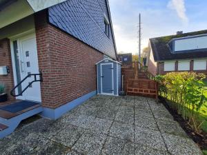 ein Backsteingebäude mit einer Tür und einer Treppe in der Unterkunft Ausblick in Vitzdorf