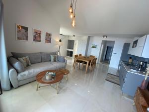 ein Wohnzimmer mit Sofa und Tisch in der Unterkunft Renovierte Ferienwohnung in Ravni mit Schöner Terrasse und Meerblick in Ravni
