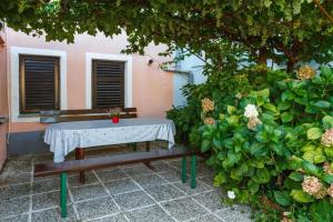 a table and bench in front of a building at Apartment Sankovic in Svetvinčenat