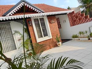 Una casa de ladrillo con un patio delante. en Suseelagam, en Sīrkāzhi