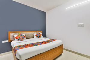 Una cama o camas en una habitación de FabHotel Raas Inn