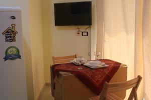 Телевизор и/или развлекательный центр в Dolphin Reef suites one bed room