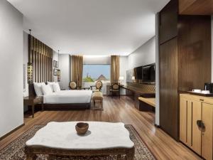 Televiisor ja/või meelelahutuskeskus majutusasutuses The Royal Surakarta Heritage - Handwritten Collection