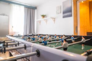 Un grupo de niños de pie en una habitación con una mesa de billar en Chalupa Císařský, en Šluknov