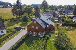 Una vista aérea de una casa grande con patio. en Chalupa Císařský, en Šluknov
