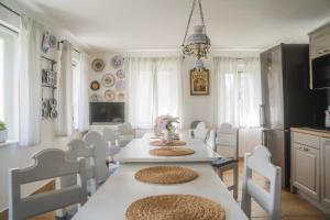 Un comedor con mesa y sillas y una cocina. en Chalupa Císařský, en Šluknov