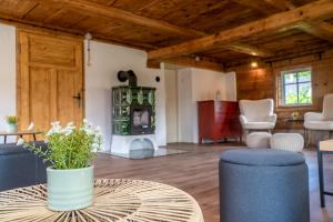 una sala de estar con una mesa y una chimenea en Chalupa Císařský, en Šluknov