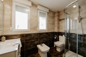 ein Badezimmer mit Toilette, Waschbecken und Dusche in der Unterkunft Living Logroño in Logroño + 14 Fotos