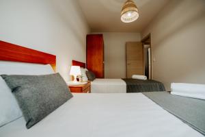 ein Hotelzimmer mit zwei Betten und einer Lampe in der Unterkunft Living Logroño in Logroño