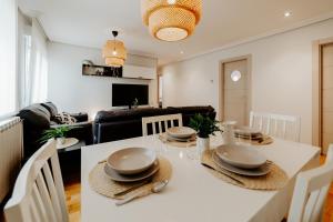 eine Küche und ein Wohnzimmer mit Tisch und Stühlen in der Unterkunft Living Logroño in Logroño