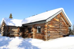 eine Blockhütte mit Schnee auf dem Dach in der Unterkunft Holiday Home Kantapää B1 in Luosto