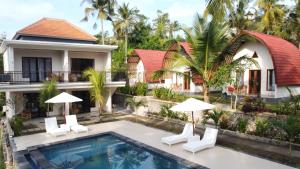 Bazén v ubytování The Lebah Kelingking Villa nebo v jeho okolí