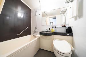 神戸市にあるKOKO HOTEL 神戸三宮のトイレ、洗面台、浴槽を備えたバスルーム +27枚の写真