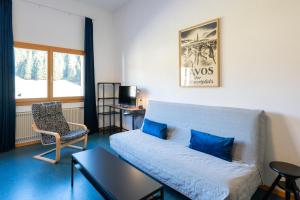 una sala de estar con un sofá y una silla en Shima-Davos, en Davos 98 fotos más