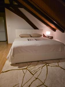 a bedroom with a large white bed in a attic at Petit studio centre ville in Montreux
