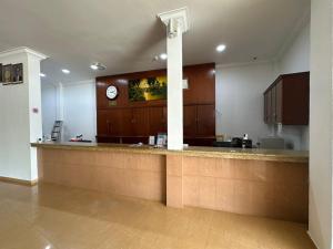 cocina con encimera y reloj en la pared en Glistar Hotel, en Tampin
