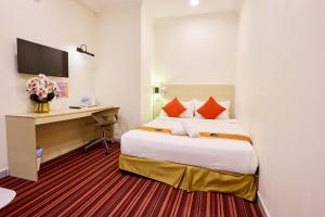 a hotel room with a bed and a desk at Hotel Bintang Kuala Lumpur in Kuala Lumpur